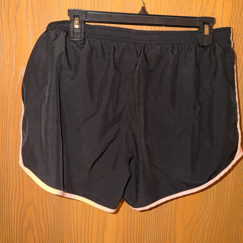 Women’s Nike Shorts XL - Picture 2 of 2